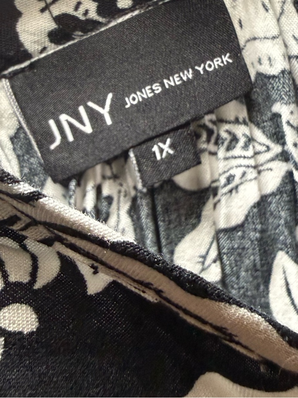 Jones New York Black and White Floral V-Neck Blouse - Picture 3 of 7